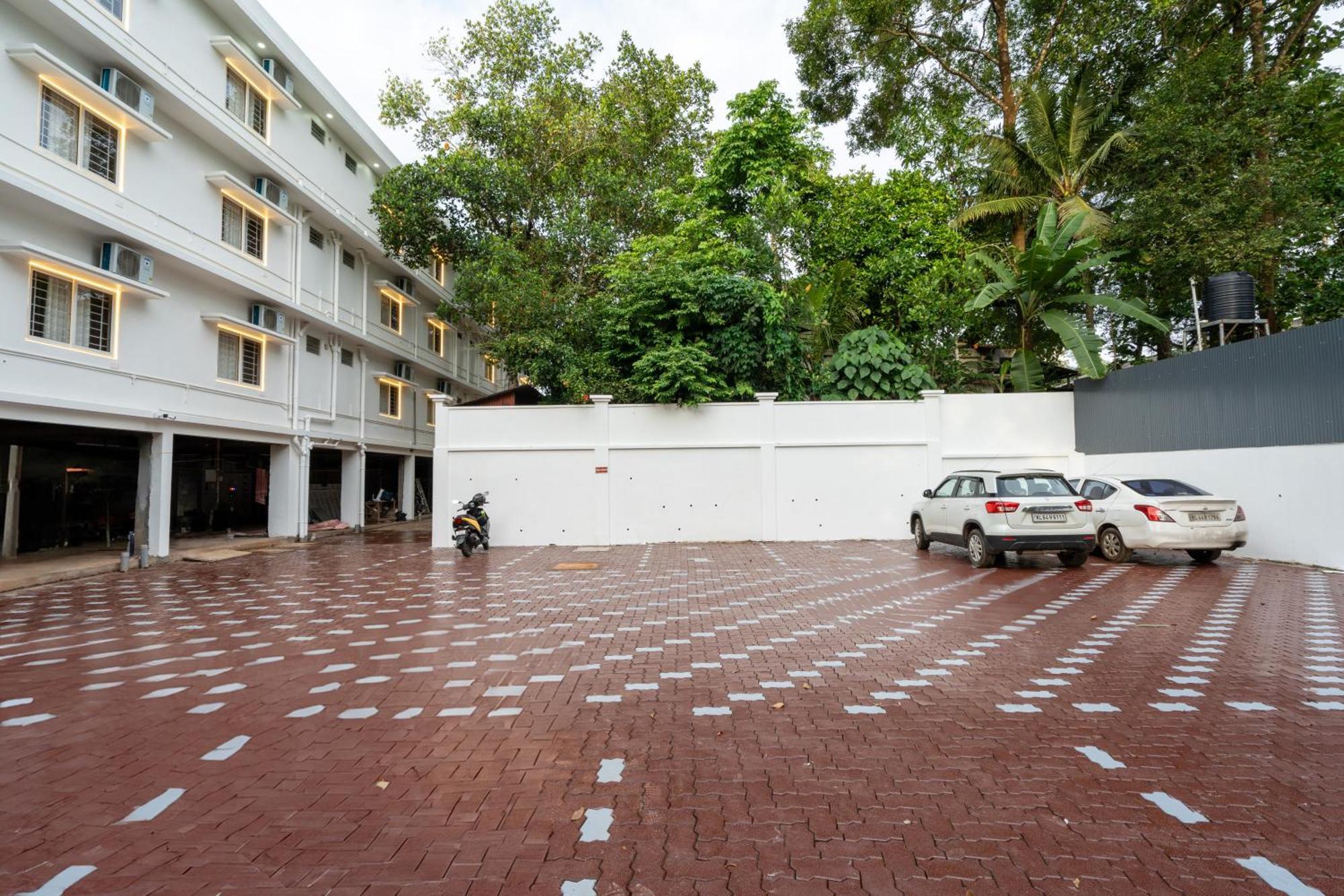 Cochin Airport Hotel Kochi Exterior foto